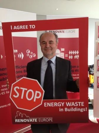 An MEP signs up to “STOP Energy Waste in Buildings” at the Days of Action