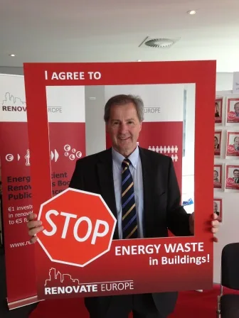 An MEP signs up to “STOP Energy Waste in Buildings” at the Days of Action
