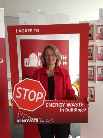 An MEP signs up to “STOP Energy Waste in Buildings” at the Days of Action