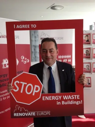 An MEP signs up to “STOP Energy Waste in Buildings” at the Days of Action