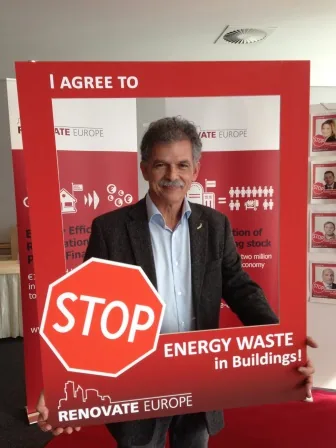 An MEP signs up to “STOP Energy Waste in Buildings” at the Days of Action