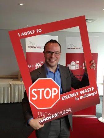 An MEP signs up to “STOP Energy Waste in Buildings” at the Days of Action