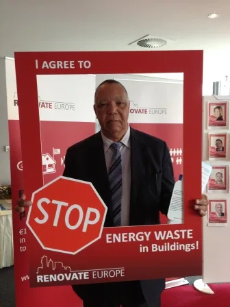 An MEP signs up to “STOP Energy Waste in Buildings” at the Days of Action
