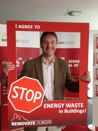 An MEP signs up to “STOP Energy Waste in Buildings” at the Days of Action