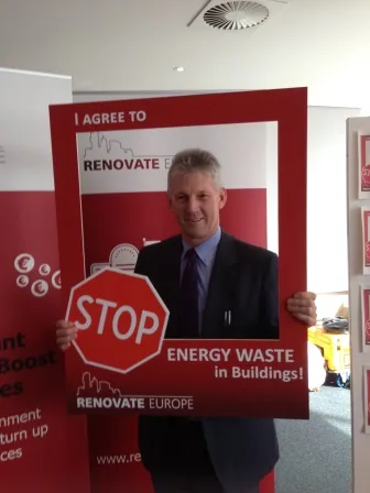 An MEP signs up to “STOP Energy Waste in Buildings” at the Days of Action