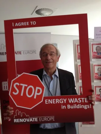 An MEP signs up to “STOP Energy Waste in Buildings” at the Days of Action