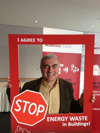 An MEP signs up to “STOP Energy Waste in Buildings” at the Days of Action