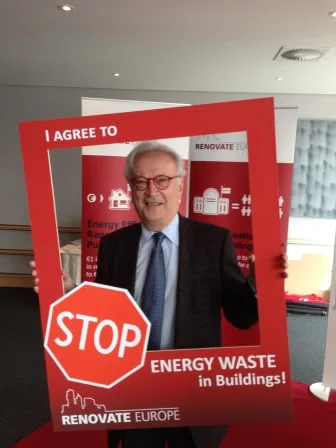 An MEP signs up to “STOP Energy Waste in Buildings” at the Days of Action