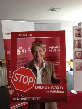 An MEP signs up to “STOP Energy Waste in Buildings” at the Days of Action