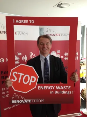 An MEP signs up to “STOP Energy Waste in Buildings” at the Days of Action