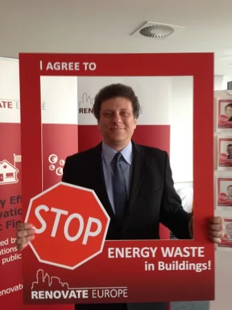 An MEP signs up to “STOP Energy Waste in Buildings” at the Days of Action