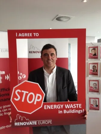 An MEP signs up to “STOP Energy Waste in Buildings” at the Days of Action
