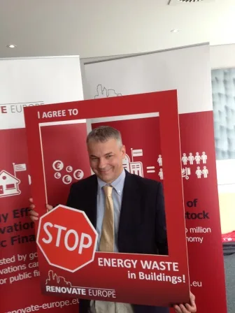 An MEP signs up to “STOP Energy Waste in Buildings” at the Days of Action
