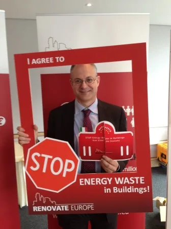 An MEP signs up to “STOP Energy Waste in Buildings” at the Days of Action