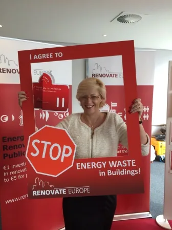 An MEP signs up to “STOP Energy Waste in Buildings” at the Days of Action